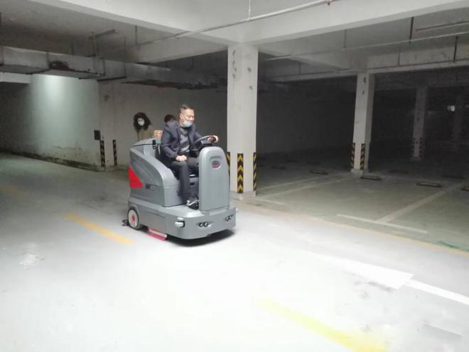 绥化小区物业保洁不用人力改用驾驶式洗地机了